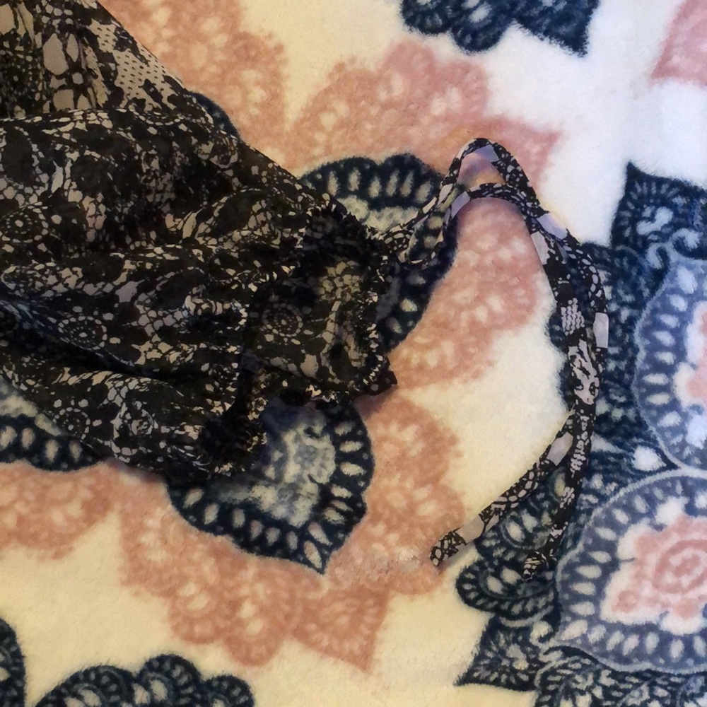 Beautiful Flowy Top✨ - Picture 2 of 5